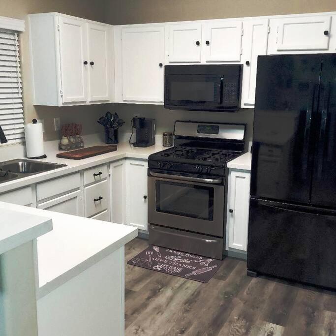 New Beautifully Remodeled Home In Лас Вегас Екстериор снимка