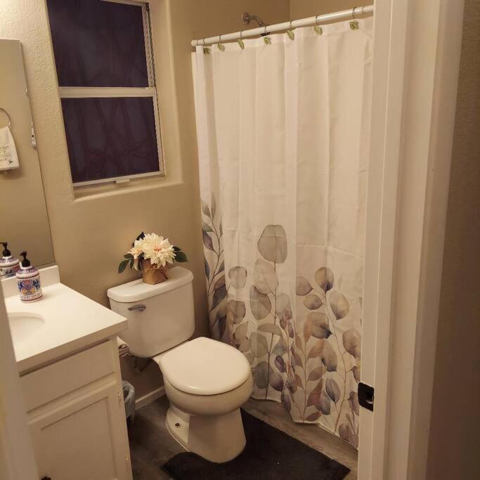 New Beautifully Remodeled Home In Лас Вегас Екстериор снимка